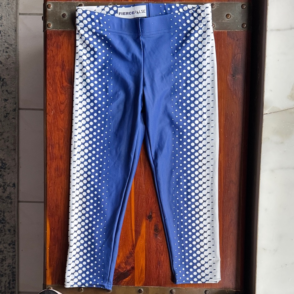 FIERCEPULSE Optic Illusion Cropped Leggings. NWOT Size S Match top in closet